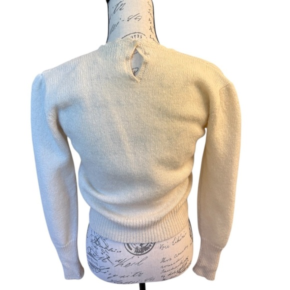 VINTAGE Woolrich Floral Embroidered Cream Sweater - Picture 9 of 14